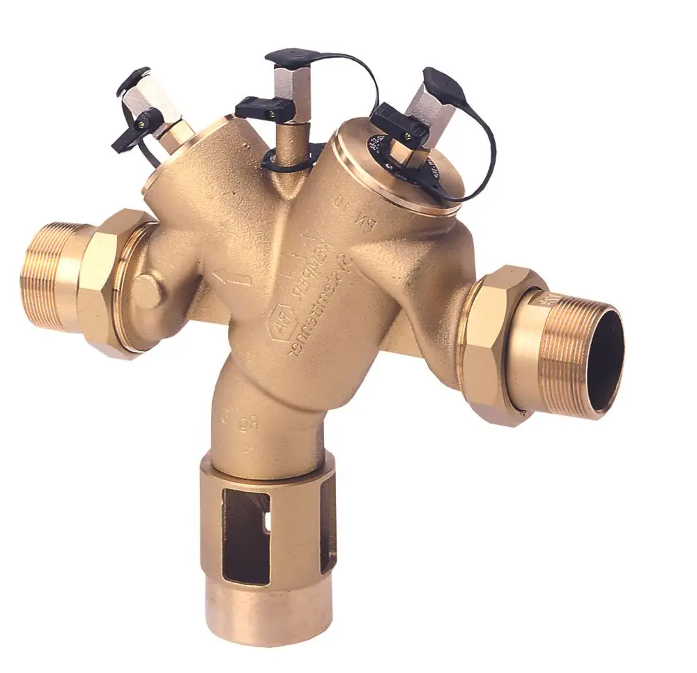 Bronzener Systemtrenner mit mehreren Anschlüssen, ausgestattet mit zwei Ventilen. Produkt von BWT zur Anwendung in Wassersystemen.